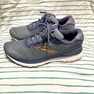 Brooks running shoes for woman size 7.5
